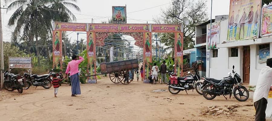 ಗ್ರಾಮ ದೇವತೆ ಜಾತ್ರೆಯ ಅಂಗವಾಗಿ ಮುಂಡರಗಿ ತಾಲ್ಲೂಕಿನ ಹಮ್ಮಿಗಿ ಗ್ರಾಮದ ಹೊರವಲಯದಲ್ಲಿ ನಿಂತಿರುವ ವಾಹನಗಳು