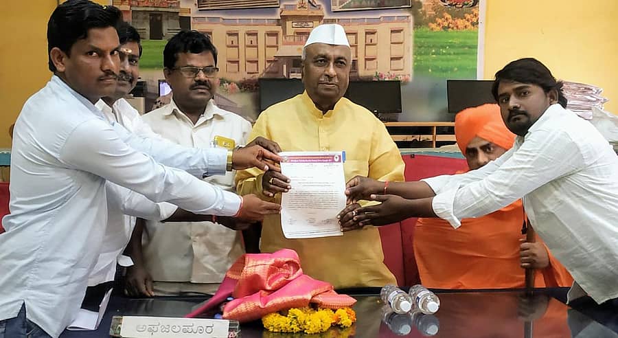 ಅಫಜಲಪುರ ತಾಲ್ಲೂಕಾ ಸವಿತಾ ಸಮಾಜ ಸೇವ ಸಂಘದಿಂದ ನಿವೇಶನ ನೀಡುವಂತೆ ಶನಿವಾರ ಶಾಸಕ ಎಂ.ವೈ.ಪಾಟೀಲರಿಗೆ ಮನವಿ ಪತ್ರ ಸಲ್ಲಿಸಿದರು