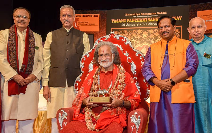 ‘ಸಾಮಗಾನ ಮಾತಂಗ’ ಪ್ರಶಸ್ತಿ ಪ್ರದಾನ ಮಾಡಲಾಯಿತು. ಆರ್‌.ಆರ್.ರವಿಶಂಕರ್, ವಿಶ್ವೇಶ್ವರ ಹೆಗಡೆ ಕಾಗೇರಿ, ಕನ್ನಡ ಅಭಿವೃದ್ಧಿ ಪ್ರಾಧಿಕಾರದ ಅಧ್ಯಕ್ಷ ಟಿ.ಎಸ್.ನಾಗಾಭರಣ ಹಾಗೂ ಎನ್‌.ಎಸ್.ಕೃಷ್ಣಮೂರ್ತಿ ಇದ್ದರು – ‍ಪ್ರಜಾವಾಣಿ ಚಿತ್ರ