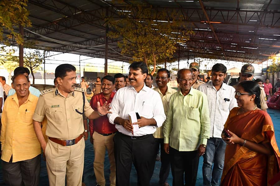 ಗುಲಬರ್ಗಾ ವಿಶ್ವವಿದ್ಯಾಲಯದಲ್ಲಿ ನಡೆಯುವ ಸಮ್ಮೇಳನಕ್ಕಾಗಿ ತಯಾರಿಸಲಾಗುತ್ತಿರುವ ವಿವಿಧ ಬಗೆಯ ತಿನಿಸುಗಳ ತಯಾರಿಕೆಯನ್ನು ಜಿಲ್ಲಾಧಿಕಾರಿ ಶರತ್ ಬಿ. ಭಾನುವಾರ ಪರಿಶೀಲಿಸಿದರು. ಪೊಲೀಸ್‌ ಕಮಿಷನರ್‌ ಎಂ.ಎನ್‌.ನಾಗರಾಜ, ಕಸಾಪ ಜಿಲ್ಲಾ ಅಧ್ಯಕ್ಷ ವೀರಭದ್ರ ಸಿಂಪಿ, ಪ್ರವೀಣಪ್ರಿಯಾ ಡೇವಿಡ್‌ ಇದ್ದರು