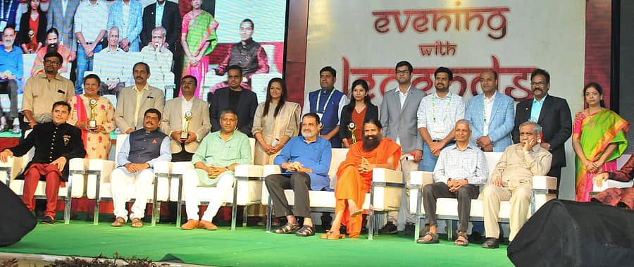 ಟೈಕಾನ್ ಸಮಾವೇಶದಲ್ಲಿ ವಿವಿಧ ಪ್ರಶಸ್ತಿಗಳಿಗೆ ಭಾಜನರಾದ ಉದ್ಯಮಿಗಳು ಅತಿಥಿಗಳೊಂದಿಗೆ