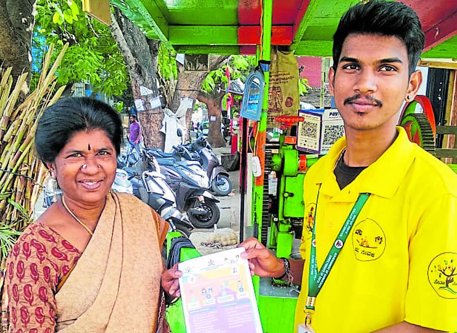 ಫಲಾನುಭವಿಯೊಬ್ಬರಿಗೆ ಸೇವೆ ನೀಡುತ್ತಿರುವ ಜನಸೇವಕ