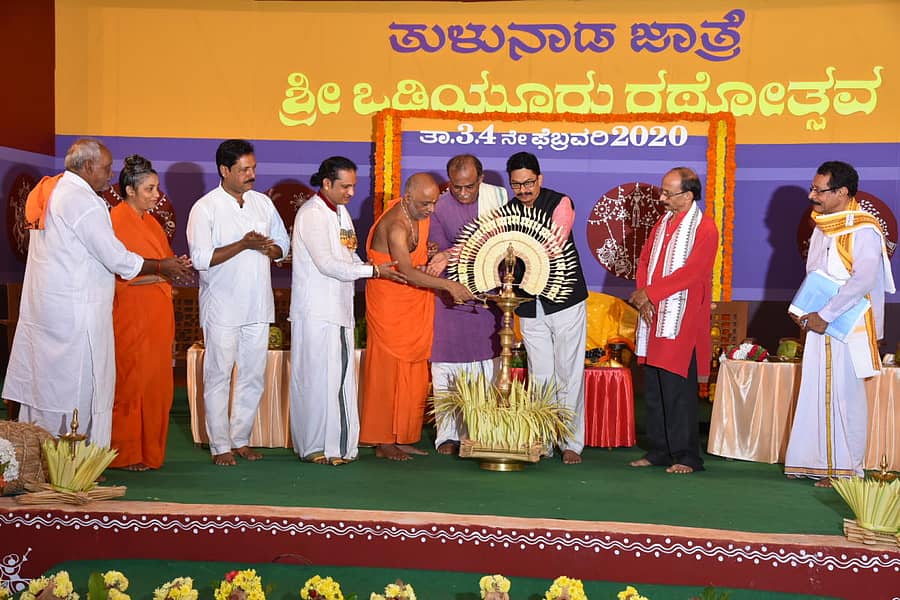 ಒಡಿಯೂರು ಶ್ರೀ ಗುರುದೇವದತ್ತ ಸಂಸ್ಥಾನದ ವತಿಯಿಂದ ನಡೆಯುತ್ತಿರುವ ಒಡಿಯೂರು ರಥೋತ್ಸವ- ತುಳುನಾಡ ಜಾತ್ರೆ ಪ್ರಯುಕ್ತ ನಡೆದ ಇಪ್ಪತ್ತನೇ ತುಳು ಸಾಹಿತ್ಯ ಸಮ್ಮೇಳನವನ್ನು ಗುರುದೇವಾನಂದ ಸ್ವಾಮೀಜಿ ಉದ್ಘಾಟಿಸಿದರು.