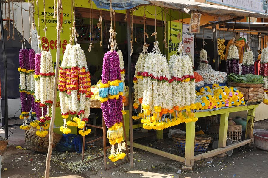 ಮಳಿಗೆಯೊಂದರಲ್ಲಿ ಮಾರಾಟಕ್ಕೆ ಇಡಲಾಗಿದ್ದ ಹೂವು–ಹಾರಗಳು
