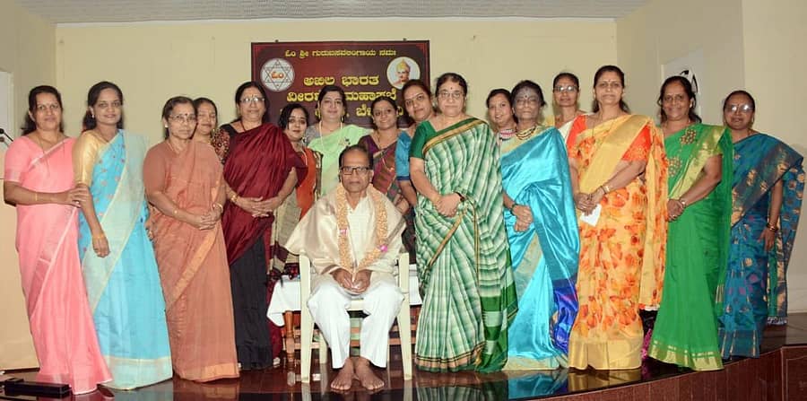 ಬೆಳಗಾವಿಯಲ್ಲಿ ಅಖಿಲ ಭಾರತ ವೀರಶೈವ ಮಹಾಸಭಾ ಜಿಲ್ಲಾ ಘಟಕದಿಂದ ಮಹಿಳೆಯರಿಗೆ ಏರ್ಪಡಿಸಿದ್ದ ವಚನ ಗಾಯನ ಶಿಬಿರದ ಸಮಾರೋಪ ಸಮಾರಂಭದಲ್ಲಿ ಸಂಪನ್ಮೂಲ ವ್ಯಕ್ತಿ ಪ್ರೊ.ವಿಜಯಕುಮಾರ ತೇಲಿ ಅವರನ್ನು ಸತ್ಕರಿಸಲಾಯಿತು