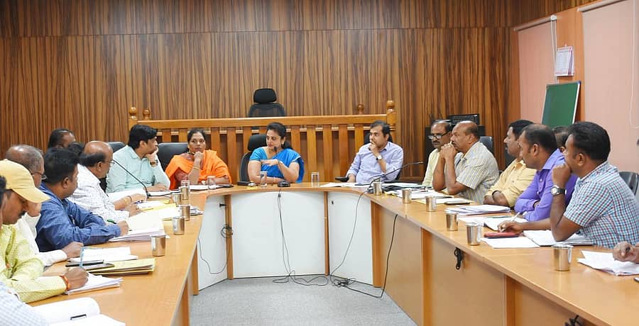 ಸಭೆಯಲ್ಲಿ ಜಿಲ್ಲಾಧಿಕಾರಿ ಆರ್.ಲತಾ ಮಾತನಾಡಿದರು.