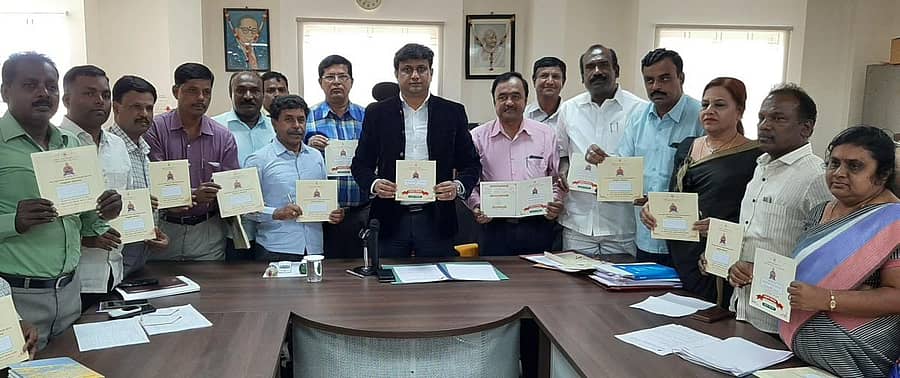 ರಾಜ್ಯ ಮಟ್ಟದ ಪ್ರತಿಭಾ ಕಾರಂಜಿ ಸ್ಪರ್ಧೆ ಸಿದ್ಧತೆ ಸಂಬಂಧ ಕೋಲಾರದಲ್ಲಿ ಸೋಮವಾರ ನಡೆದ ಸಭೆಯಲ್ಲಿ ಜಿಲ್ಲಾಧಿಕಾರಿ ಜೆ.ಮಂಜುನಾಥ್‌ ಹಾಗೂ ಅಧಿಕಾರಿಗಳು ಸ್ಪರ್ಧೆಯ ಆಹ್ವಾನಪತ್ರಿಕೆ ಬಿಡುಗಡೆ ಮಾಡಿದರು.