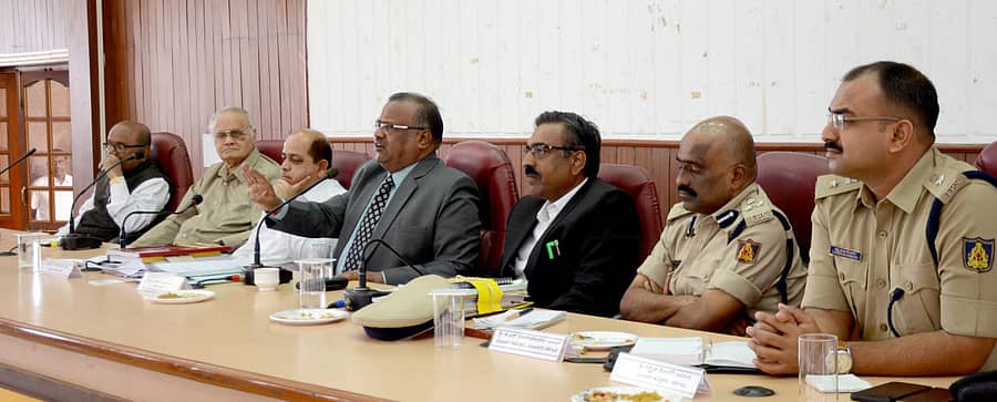 ಬೆಳಗಾವಿಯಲ್ಲಿ ಸೋಮವಾರ ನಡದ ಸಭೆಯಲ್ಲಿ ಗಡಿ ಹಾಗೂ ನದಿಗಳ ರಕ್ಷಣಾ ಆಯೋಗದ ಅಧ್ಯಕ್ಷ ಕೆ.ಎಲ್. ಮಂಜುನಾಥ, ಸದಸ್ಯರಾದ ಜಿನದತ್ತ ದೇಸಾಯಿ, ಎಸ್.ಎಂ. ಕುಲಕರ್ಣಿ, ಎಂ.ಬಿ. ಝಿರಲಿ, ಜಿಲ್ಲಾಧಿಕಾರಿ ಡಾ.ಎಸ್.ಬಿ. ಬೊಮ್ಮನಹಳ್ಳಿ, ನಗರ ಪೊಲೀಸ್ ಆಯುಕ್ತ ಬಿ.ಎಸ್. ಲೋಕೇಶಕುಮಾರ್, ಜಿಲ್ಲಾ ಪೊಲೀಸ್ ವರಿಷ್ಠಾಧಿಕಾರಿ ಲಕ್ಷ್ಮಣ ನಿಂಬರಗಿ ಉಪಸ್ಥಿತರಿದ್ದರು.