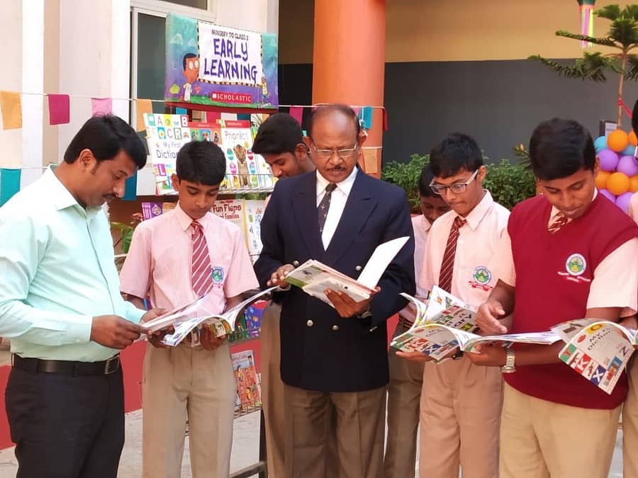 ಪುಸ್ತಕ ಮೇಳದಲ್ಲಿ ವಿದ್ಯಾರ್ಥಿಗಳೊಂದಿಗೆ ಬಿಜಿಎಸ್‌ ವರ್ಲ್ಡ್‌ ಶಾಲೆ ಪ್ರಾಂಶುಪಾಲ ರಂಜಿತ್ ಮಂಡಲ್ ಅವರು ಕೂಡ ಪುಸ್ತಕಗಳ ಪರಿಶೀಲಿಸಿದರು.