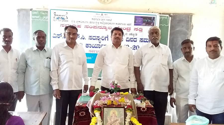 ಅಥಣಿ ತಾಲ್ಲೂಕು ಸತ್ತಿ ಗ್ರಾಮದಲ್ಲಿ ಎಸ್.ಡಿ.ಎಂ.ಸಿ. ಸದಸ್ಯರಿಗೆ ಆಯೋಜಿಸಿದ್ದ ತರಬೇತಿ ಕಾರ್ಯಕ್ರಮದ ಉದ್ಘಾಟನೆ ವೇಳೆ ತಾಲ್ಲೂಕು ಪಂಚಾಯಿತಿ ಸದಸ್ಯ ಜಡೆಪ್ಪ ಕುಂಬಾರ ಹಾಗೂ ಅತಿಥಿಗಳು ಇದ್ದಾರೆ