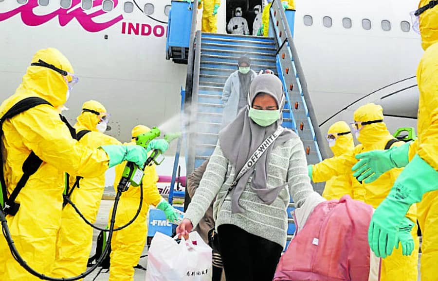 ವುಹಾನ್ನಿಂದ ಇಂಡೊನೇಷ್ಯಾದ ಹಂಗ್ ನದೀಂ ವಿಮಾನ ನಿಲ್ದಾಣಕ್ಕೆ ಬಂದಿಳಿದ ಇಂಡೊನೇಷ್ಯಾದ ಪ್ರಜೆಗಳಿಗೆ ರೋಗನಿರೋಧಕ ಔಷಧಗಳನ್ನು ಸಿಂಪಡಿಸಲಾಯಿತು –ರಾಯಿಟರ್ಸ್ ಚಿತ್ರ