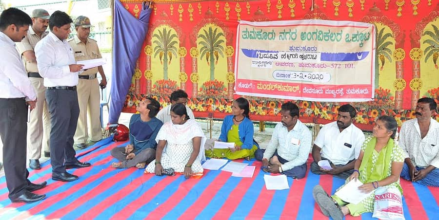 ಅಂಗವಿಕಲರ ಒಕ್ಕೂಟದ ಅಹವಾಲುಗಳನ್ನು ಜಿಲ್ಲಾಧಿಕಾರಿ ರಾಕೇಶ್ಕುಮಾರ್ ಅವರು ಆಲಿಸಿದರು.