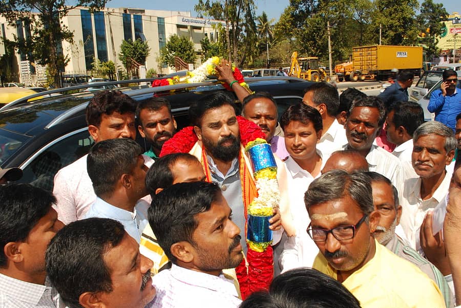 ಮಂಗಳವಾರ ಜಿಲ್ಲಾ ಬಿಜೆಪಿ ಕಚೇರಿಗೆ ಆಗಮಿಸಿದ ಆರೋಗ್ಯ ಸಚಿವ ಬಿ. ಶ್ರೀರಾಮಲು ಅವರನ್ನು ಮುಖಂಡರು ಸ್ವಾಗತಿಸಿದರು