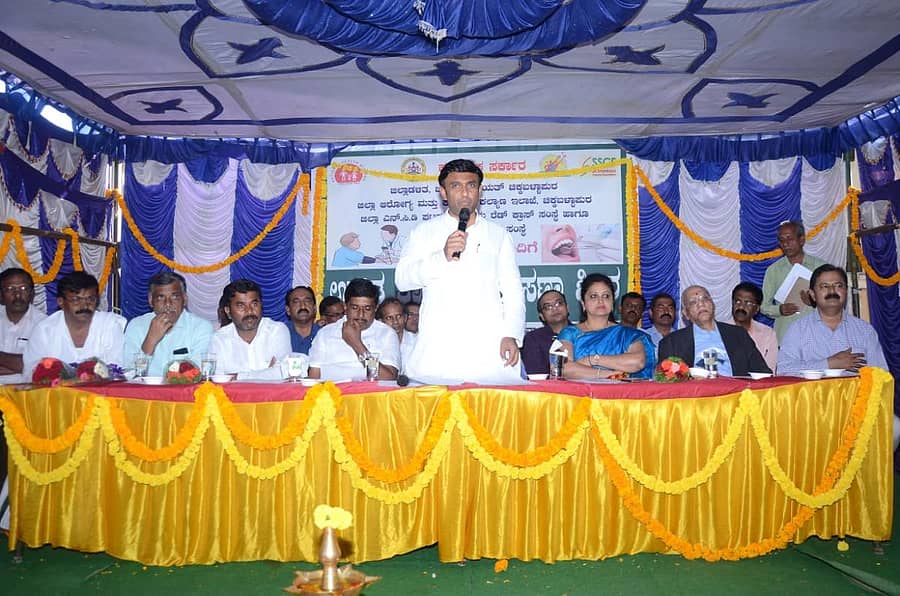 ಶಿಬಿರದಲ್ಲಿ ಶಾಸಕ ಡಾ.ಕೆ.ಸುಧಾಕರ್ ಮಾತನಾಡಿದರು.