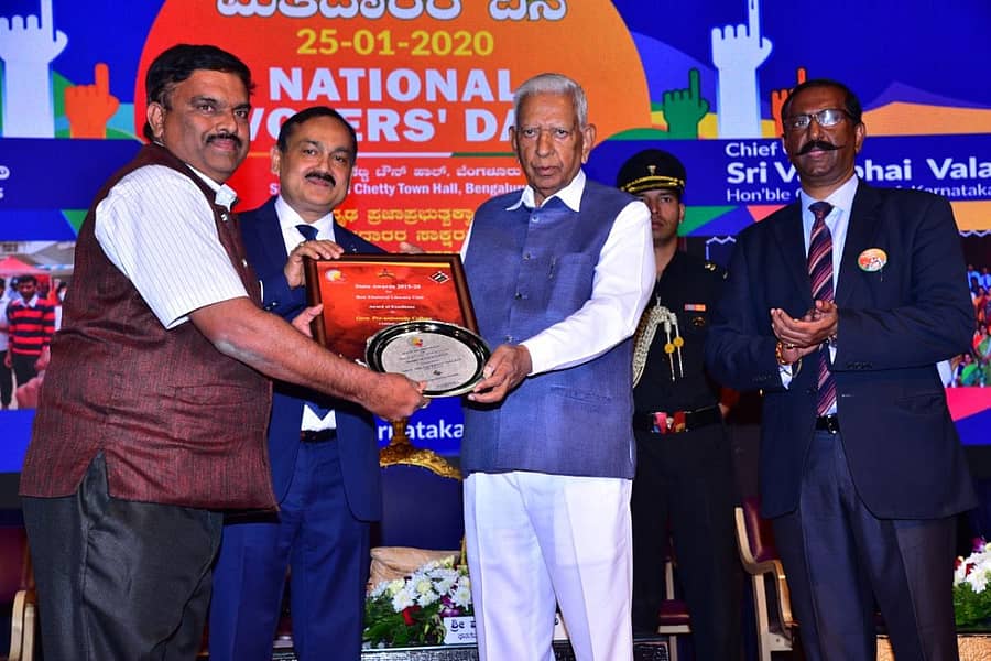 ಕಾರ್ಯಕ್ರಮದಲ್ಲಿ ಸಿ.ಎಲ್.ಸತೀಶ್ ಕುಮಾರ್ ಅವರಿಗೆ ರಾಜ್ಯಪಾಲ ವಜುಬಾಯಿ ವಾಲಾ ಪ್ರಶಸ್ತಿ ಪ್ರದಾನ ಮಾಡಿದರು.