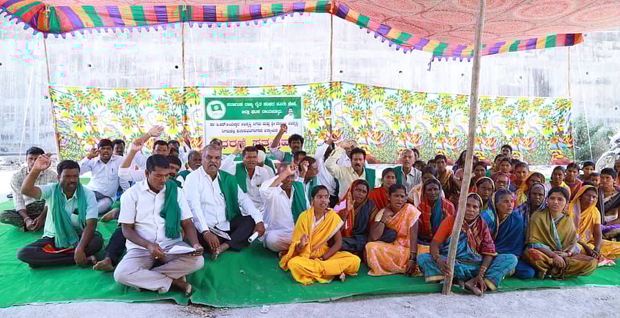 ರಾಯಚೂರಿನಲ್ಲಿ ಕರ್ನಾಟಕ ರಾಜ್ಯ ರೈತ ಸಂಘ ಹಾಗೂ ಹಸಿರು ಸೇನೆ ಮತ್ತು ಸ್ವರಾಜ್ ಇಂಡಿಯಾ ಪಕ್ಷದಿಂದ ಟಿಪ್ಪು ಸುಲ್ತಾನ್ ಉದ್ಯಾನದಲ್ಲಿ ಮಂಗಳವಾರ ಪ್ರತಿಭಟನೆ ನಡೆಸಲಾಯಿತು