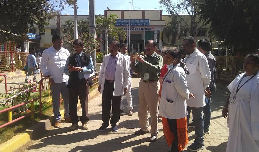 ರಾಜ್ಯ ಗುಣಮಟ್ಟ ಖಾತ್ರಿ ಘಟಕದ ಅಧಿಕಾರಿಗಳ ತಂಡದ ಸದಸ್ಯರು ಕೋಲಾರದ ಎಸ್ಎನ್ಆರ್ ಜಿಲ್ಲಾ ಆಸ್ಪತ್ರೆಗೆ ಮಂಗಳವಾರ ಭೇಟಿ ನೀಡಿ ಪರಿಶೀಲನೆ ಮಾಡಿದರು.