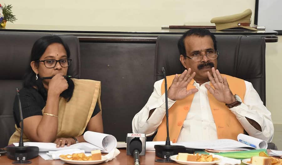 ಚಿತ್ರದುರ್ಗದಲ್ಲಿ ಮಂಗಳವಾರ ನಡೆದ ‘ಪ್ರಧಾನಮಂತ್ರಿ 15 ಅಂಶಗಳ ಕಾರ್ಯಕ್ರಮದ ಪ್ರಗತಿ ಪರಿಶೀಲನಾ ಸಭೆ’ಯಲ್ಲಿ ರಾಷ್ಟ್ರೀಯ ಅಲ್ಪಸಂಖ್ಯಾತರ ಆಯೋಗದ ಉಪಾಧ್ಯಕ್ಷ ಜಾರ್ಜ್ ಕುರಿಯನ್ ಮಾತನಾಡಿದರು. ಜಿಲ್ಲಾಧಿಕಾರಿ ಆರ್.ವಿನೋತ್ ಪ್ರಿಯಾ ಇದ್ದಾರೆ.