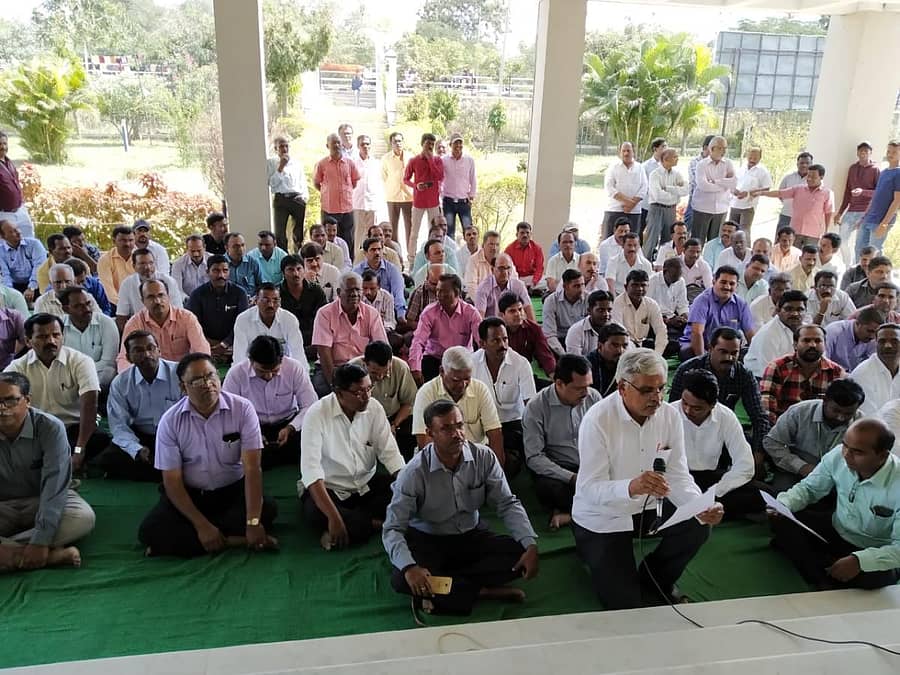 ಜೀವ ವಿಮಾ ನಿಗಮ (ಎಲ್ಐಸಿ)ದ ಷೇರುಗಳನ್ನು ಮಾರಾಟ ಮಾಡುತ್ತಿರುವ ಕ್ರಮವನ್ನು ವಿರೋಧಿಸಿ ರಾಯಚೂರು ಎಲ್ಐಸಿ ವಿಭಾಗೀಯ ಕಚೇರಿ ಎದುರು ಎಲ್ಐಸಿ ನೌಕರರ ಸಂಘದಿಂದ ಮಂಗಳವಾರ ಪ್ರತಿಭಟನೆ ನಡೆಸಲಾಯಿತು.