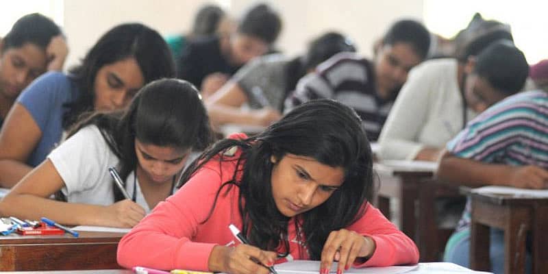 ಪರೀಕ್ಷೆ ಬರೆಯುತ್ತಿರುವ ಅಭ್ಯರ್ಥಿಗಳು– ಸಾಂದರ್ಭಿಕ ಚಿತ್ರ