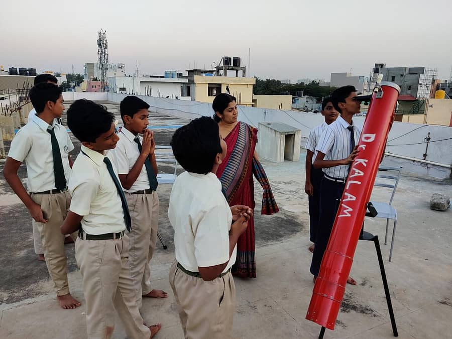 ತಾವೇ ತಯಾರಿಸಿದ ಟೆಲಿಸ್ಕೋಪ್ ಜತೆ ವಿದ್ಯಾರ್ಥಿಗಳು