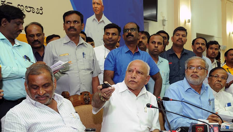 ಮುಖ್ಯಮಂತ್ರಿ ಬಿ.ಎಸ್.ಯಡಿಯೂರಪ್ಪ ‘ಜನಸ್ನೇಹಿ’ ಸಹಾಯ ವೇದಿಕೆ ಸೇರಿದಂತೆ ಐದು ಕಾರ್ಯಕ್ರಮಗಳಿಗೆ ಮಂಗಳವಾರ ಚಾಲನೆ ನೀಡಿದರು. ಕಾನೂನು ಸಚಿವ ಜೆ.ಸಿ.ಮಾಧುಸ್ವಾಮಿ, ಎಸ್.ಸುರೇಶ್ ಕುಮಾರ್ ಮತ್ತು ಯೋಜನಾ ಮಂಡಳಿಯ ಉಪಾಧ್ಯಕ್ಷ ಬಿ.ಜೆ.ಪುಟ್ಟಸ್ವಾಮಿ ಇದ್ದರು.