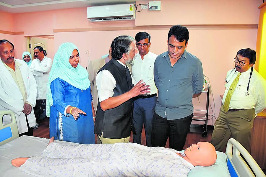 ವಿಕ್ಟೋರಿಯಾ ಆಸ್ಪತ್ರೆಯ ಆವರಣದಲ್ಲಿರುವ ಟ್ರಾಮಾ ಸೆಂಟರ್ನ ಬಾಲಾಜಿ ಪೈ ಅವರು ಬೊಂಬೆಗಳ ಮೂಲಕ ಚಿಕಿತ್ಸೆ ನೀಡುವ ವಿಧಾನವನ್ನು ಡಾ.ಸಿ.ಎನ್.ಅಶ್ವತ್ಥನಾರಾಯಣ ಅವರಿಗೆ ವಿವರಿಸಿದರು.