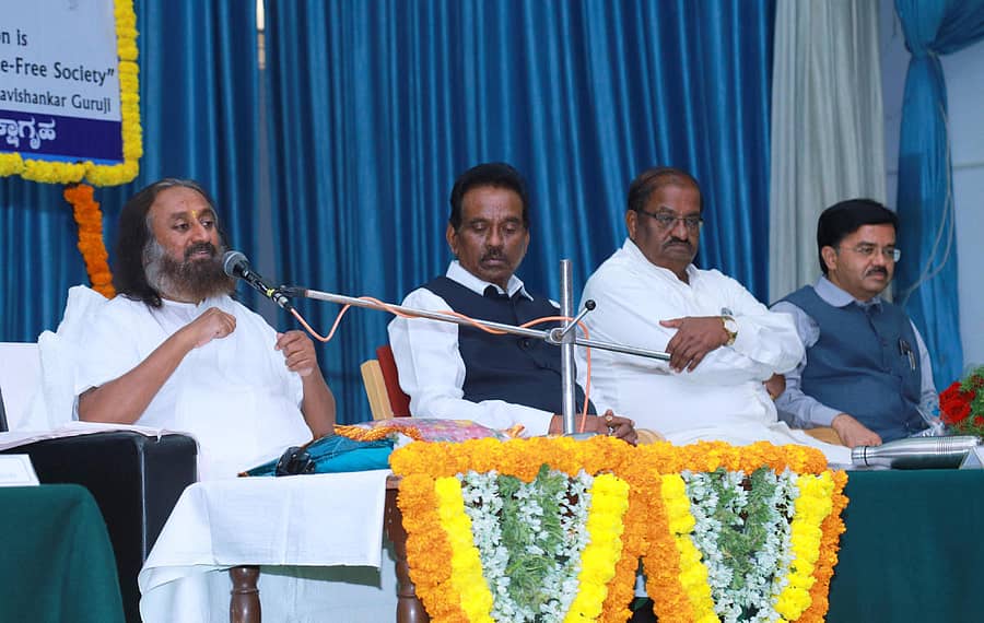 ರಾಯಚೂರು ಕೃಷಿ ವಿಜ್ಞಾನಗಳ ವಿಶ್ವವಿದ್ಯಾಲಯದಲ್ಲಿ ಆರ್ಟ್ ಆಫ್ ಲಿವಿಂಗ್ ಸಂಸ್ಥಾಪಕ ಶ್ರೀ ರವಿಶಂಕರ ಗುರೂಜಿ ಅವರು ವಿಶ್ವವಿದ್ಯಾಲಯದ ವಿದ್ಯಾರ್ಥಿಗಳು ಮತ್ತು ವಿಜ್ಞಾನಿಗಳೊಂದಿಗೆ ಸಂವಾದ ನಡೆಸಿದರು