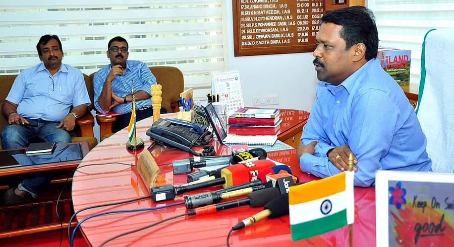 ಕೊರೊನಾ ವೈರಸ್‌ ನಿಯಂತ್ರಣಕ್ಕೆ ಕೈಗೊಂಡ ವಿವಿಧ ಮುಂಜಾಗ್ರತೆಗಳ ಕುರಿತು ಕಾಸರಗೋಡು ಜಿಲ್ಲಾಧಿಕಾರಿ ಡಾ. ಡಿ.ಸಜಿತ್ ಬಾಬು ಮಾಹಿತಿ ನೀಡಿದರು.