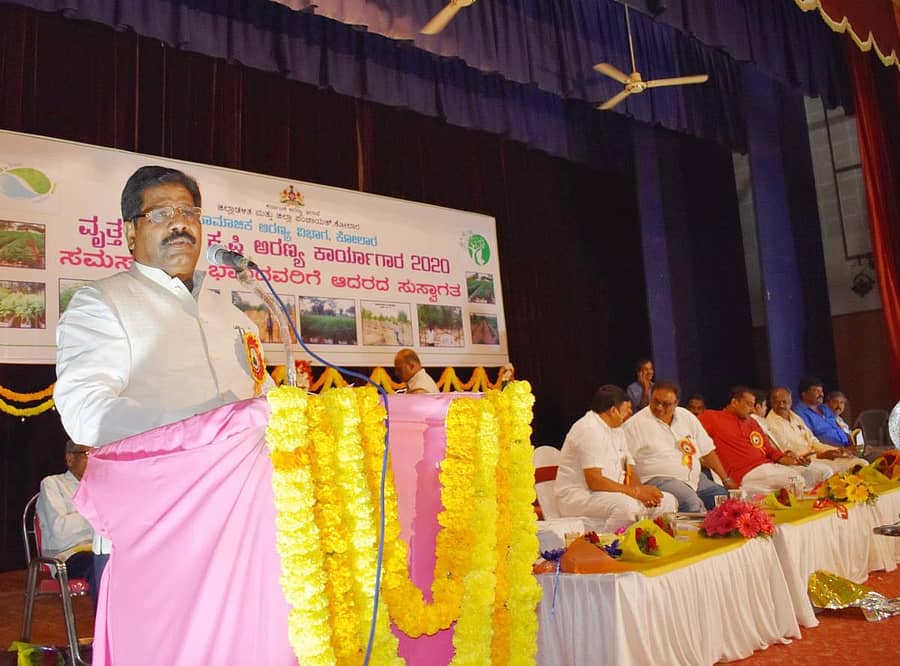 ಕೋಲಾರದಲ್ಲಿ ಬುಧವಾರ ನಡೆದ ಕೃಷಿ ಅರಣ್ಯ ಕಾರ್ಯಾಗಾರದಲ್ಲಿ ಜಿಲ್ಲಾ ಉಸ್ತುವಾರಿ ಸಚಿವ ಎಚ್.ನಾಗೇಶ್ ಮಾತನಾಡಿದರು.