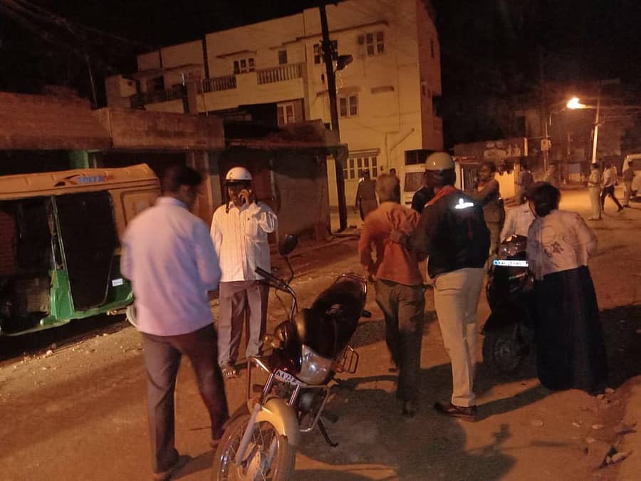 ಅನಗೋಳದಲ್ಲಿ ಮಂಗಳವಾರ ತಡರಾತ್ರಿ ಕಲ್ಲು ತೂರಾಟದಲ್ಲಿ ತೊಡಗಿದ್ದವವರನ್ನು ಪೊಲೀಸರು ಚದುರಿಸಿದರು