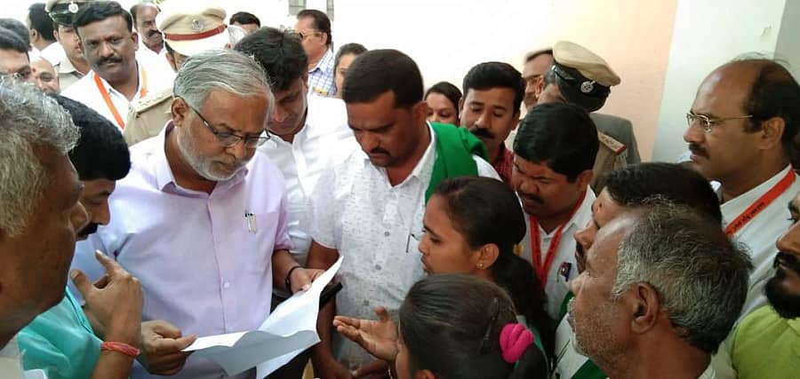 ಕೋಲಾರದಲ್ಲಿ ರಾಜ್ಯ ರೈತ ಸಂಘ ಹಾಗೂ ಹಸಿರು ಸೇನೆ ಕಾರ್ಯಕರ್ತರು ಬಧುವಾರ ಶಿಕ್ಷಣ ಸಚಿವ ಸುರೇಶ್ಕುಮಾರ್ ಅವರಿಗೆ ಮನವಿ ಸಲ್ಲಿಸಿದರು.