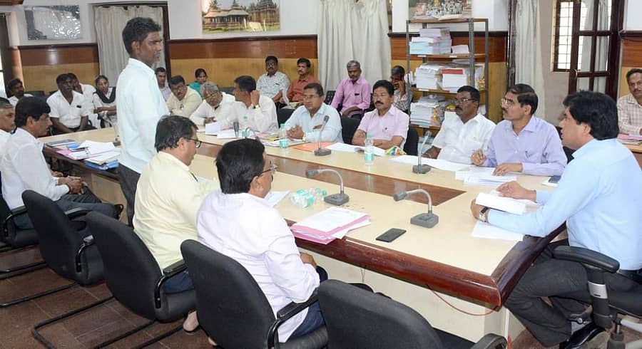 ಬೆಳಗಾವಿಯಲ್ಲಿ ಬುಧವಾರ ನಡೆದ ಅಲೆಮಾರಿ, ಅರೆ ಅಲೆಮಾರಿ ಜಿಲ್ಲಾ ಮಟ್ಟದ ಸಲಹಾ ಸಮಿತಿ ಸಭೆಯಲ್ಲಿ ಹೆಚ್ಚುವರಿ ಜಿಲ್ಲಾಧಿಕಾರಿ ಅಶೋಕ ದುಡಗುಂಟಿ ಮಾಹಿತಿ ಪಡೆದರು