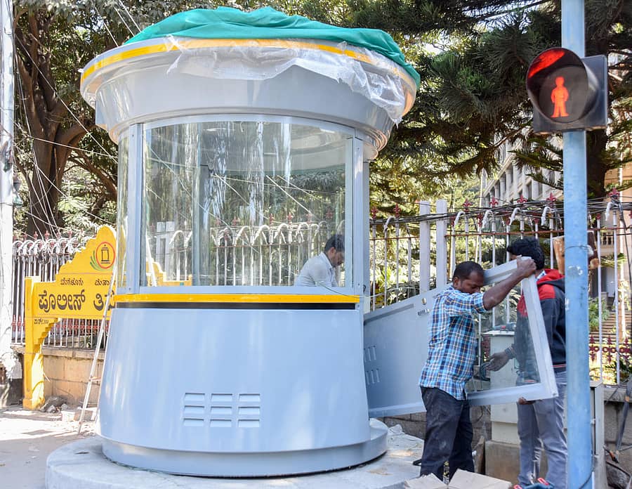 ಚೌಕಿಗೆ ಅಂತಿಮ ಸ್ಪರ್ಶ ನೀಡುತ್ತಿರುವ ಕಾರ್ಮಿಕ