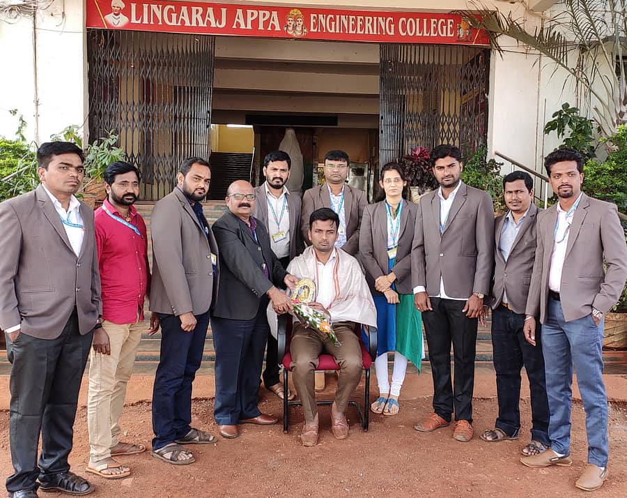 ಬೀದರ್ನ ಲಿಂಗರಾಜ ಅಪ್ಪ ಎಂಜಿನಿಯರಿಂಗ್ ಕಾಲೇಜಿನಲ್ಲಿ ಮಂಗಳವಾರ ವಿಶ್ವೇಶ್ವರಯ್ಯ ತಾಂತ್ರಿಕ ವಿಶ್ವವಿದ್ಯಾಲಯ ನಡೆಸಿದ ಎಂ.ಟೆಕ್(ಮಷೀನ್ ಡಿಸೈನ್) ಪರೀಕ್ಷೆಯಲ್ಲಿ ಪ್ರಥಮ ರ್ಯಾಂಕ್ ಗಳಿಸಿದ ಕಾಲೇಜಿನ ವಿದ್ಯಾರ್ಥಿ ಮಹಮ್ಮದ್ ಯಾಸ್ಸರ್ ಇಷ್ತ್ಯಾಕ್ ಅಲ್ ಅಮೇರಿ ಅವರನ್ನು ಸನ್ಮಾನಿಸಲಾಯಿತು
