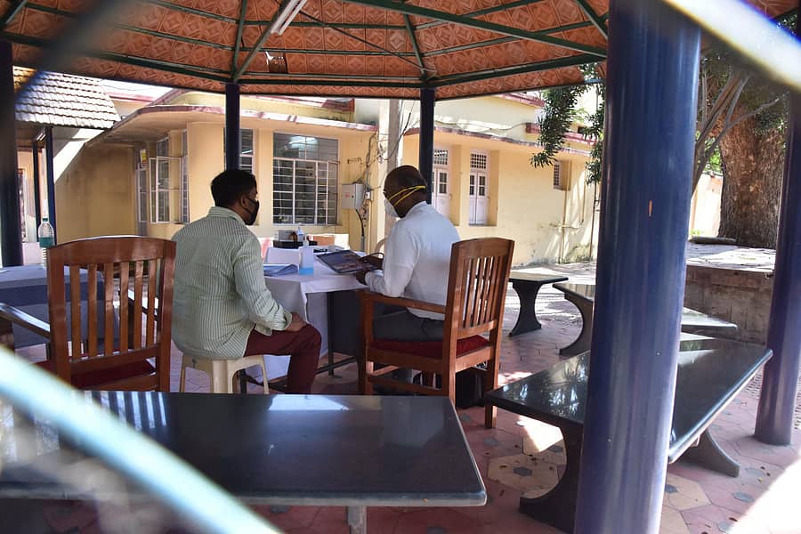 ರಾಜೀವ್ಗಾಂಧಿ ಎದೆರೋಗಗಳ ಆಸ್ಪತ್ರೆಯಲ್ಲಿನ ಪ್ರತ್ಯೇಕ ವಾರ್ಡ್ನಲ್ಲಿ ಹೊರ ರೋಗಿಗಳ ಆರೋಗ್ಯ ತಪಾಸಣೆ ಮಾಡಲಾಯಿತು – ಪ್ರಜಾವಾಣಿ ಚಿತ್ರ