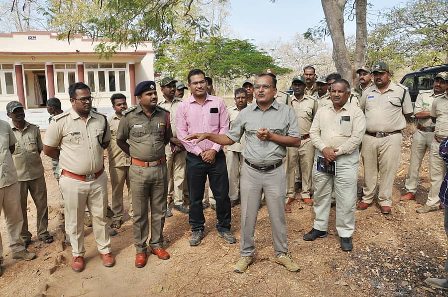 ಕಾರ್ಯಾಗಾರದಲ್ಲಿ ಚಾಮರಾಜನಗರ ವೃತ್ತದ ಮುಖ್ಯ ಅರಣ್ಯ ಸಂರಕ್ಷಣಾಧಿಕಾರಿ ಮನೋಜ್ ಕುಮಾರ್ ಮಾತನಾಡಿದರು. ಬಿಆರ್ಟಿಯ ಡಿಸಿಎಫ್ ಸಂತೋಷ್ ಕುಮಾರ್, ಅಗ್ನಿಶಾಮಕ ದಳದ ಜಿಲ್ಲಾ ಅಧಿಕಾರಿ ನವೀನ್ ಕುಮಾರ್, ಎಸಿಎಫ್ ರಮೇಶ್ ಮತ್ತು ಆರ್ಎಫ್ಒ ಕಾಂತರಾಜ್ ಇದ್ದರು