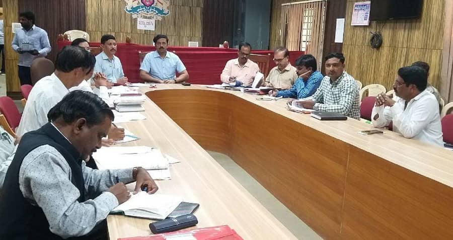 ಬ್ಯಾಡಗಿ ತಹಶೀಲ್ದಾರ್‌ ಕಚೇರಿಯಲ್ಲಿ ಮಂಗಳವಾರ ಮತದಾರರ ಪಟ್ಟಿ ಪರಿಷ್ಕರಣೆ ಕುರಿತು ಜಿಲ್ಲಾ ಮತದಾರರ ಪಟ್ಟಿ ವೀಕ್ಷಕ ಐಎಎಸ್‌ ಅಧಿಕಾರಿ ತ್ರಿಲೋಕಚಂದ್ರ ಸಭೆ ನಡೆಸಿದರು 