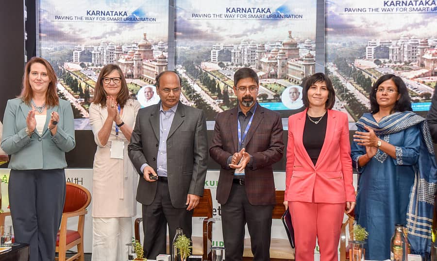 ಸಮ್ಮೇಳನಕ್ಕೆ ಟಿ.ಎಂ.ವಿಜಯಭಾಸ್ಕರ್ ಚಾಲನೆ ನೀಡಿದರು. ಅಂಜುಂ ಪರ್ವೇಜ್, ಸಿಸ್ಕೊ ಇಂಡಿಯಾ ವ್ಯವಸ್ಥಾಪಕ ನಿರ್ದೇಶಕಿ ಡೈಸಿ ಚಿಟ್ಟಿಲಾಪಿಲ್ಲಿ, ಸ್ಮಾರ್ಟ್ ಸಿಟಿ ಅಭಿಯಾನದ ರಾಜ್ಯ ನಿರ್ದೇಶಕಿ ಚಾರುಲತಾ ಸೊಮಲ್ ಇದ್ದಾರೆ –ಪ್ರಜಾವಾಣಿ ಚಿತ್ರ