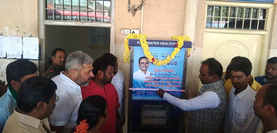 ಮಾಗಡಿ ಸರ್ಕಾರಿ ಬಸ್ ನಿಲ್ದಾಣದಲ್ಲಿ ಶುದ್ಧ ಕುಡಿಯುವ ನೀರಿನ ಘಟಕವನ್ನು ಶಾಸಕ ಎ.ಮಂಜುನಾಥ ಉದ್ಘಾಟಿಸಿದರು