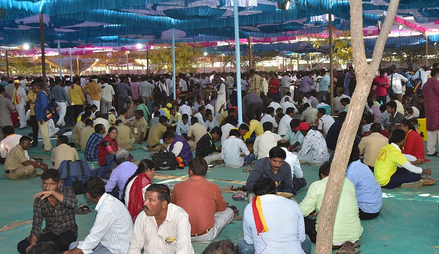 ಶಾಮಿಯಾನದ ಕೆಳಗೆ ಕುಳಿತು ಊಟ ಸವಿದ ಕನ್ನಡಾಭಿಮಾನಿಗಳು