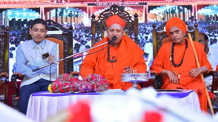 ಹಳೇಬೀಡಿನಲ್ಲಿ ಬುಧವಾರ ರಾತ್ರಿ ನಡೆದ ತರಳಬಾಳು ಹುಣ್ಣಿಮೆ ಮಹೋತ್ಸವ 5ನೇ ದಿನದ ಕಾರ್ಯಕ್ರಮದಲ್ಲಿ ತರಳಬಾಳು ಮಠದ ಡಾ.ಶಿವಮೂರ್ತಿ ಶಿವಾಚಾರ್ಯ ಸ್ವಾಮೀಜಿ ಮಾತನಾಡಿದರು. ಹುಬ್ಬಳ್ಳಿ ಮೂರುಸಾವಿರ ಮಠದ ಗುರುಸಿದ್ಧ ರಾಜಯೋಗೀಂದ್ರ ಸ್ವಾಮೀಜಿ ಇದ್ದಾರೆ