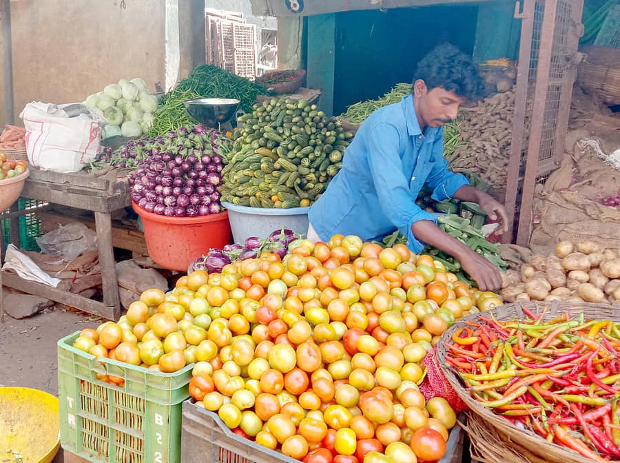 ಹಾವೇರಿ ಮಾರುಕಟ್ಟೆಯಲ್ಲಿ ಗುರುವಾರ ತರಕಾರಿ ವ್ಯಾಪಾರದ ನೋಟ