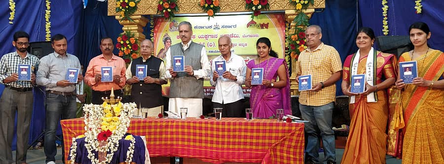 ಶಿರಸಿಯಲ್ಲಿ ನಡೆದ ಕಾರ್ಯಕ್ರಮದಲ್ಲಿ ಟಿಎಂಎಸ್ ಅಧ್ಯಕ್ಷ ಜಿ.ಎಂ.ಹೆಗಡೆ ಹುಳಗೋಳ ಅವರು ‘ನೆಬ್ಬೂರ ನಾರಾಯಣ ಭಾಗವತ’ರ ಸಾಕ್ಷ್ಯಚಿತ್ರ ಬಿಡುಗಡೆಗೊಳಿಸಿದರು (ಎಡದಿಂದ ಆರನೆಯವರು). ಅಕಾಡೆಮಿ ಅಧ್ಯಕ್ಷ ಪ್ರೊ.ಎಂ.ಎ.ಹೆಗಡೆ, ಸ್ಪೀಕರ್ ವಿಶ್ವೇಶ್ವರ ಹೆಗಡೆ ಕಾಗೇರಿ ಇದ್ದಾರೆ