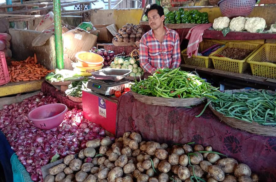 ಕಾರವಾರದ ಮಾರುಕಟ್ಟೆಯಲ್ಲಿ ಉತ್ತಮ ವಹಿವಾಟಿನ ನಿರೀಕ್ಷೆಯಲ್ಲಿ ಕುಳಿತಿರುವ ವ್ಯಾಪಾರಿ