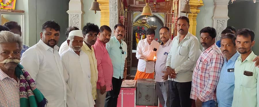 ಮುಂಡಗೋಡಿನ ಬಸವಣ್ಣ ದೇವಸ್ಥಾನದಲ್ಲಿ ಬಿಜೆಪಿ ಕಾರ್ಯಕರ್ತರು ವಿಶೇಷ ಪೂಜೆ ಸಲ್ಲಿಸಿದರು