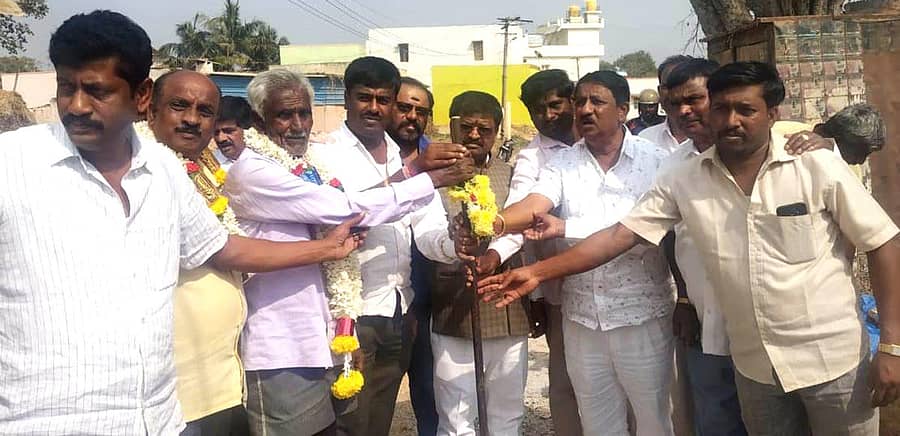 ಚನ್ನರಾಯಪಟ್ಟಣ ಹೋಬಳಿ ಗಂಗವಾರ ಗ್ರಾಮದಲ್ಲಿ ಎಸ್.ಸಿ.ಕಾಲೊನಿಯಲ್ಲಿ ಸಿ.ಸಿ.ರಸ್ತೆ ನಿರ್ಮಾಣಕ್ಕೆ ಶಾಸಕ ನಿಸರ್ಗ ನಾರಾಯಣಸ್ವಾಮಿ ಚಾಲನೆ ನೀಡಿದರು