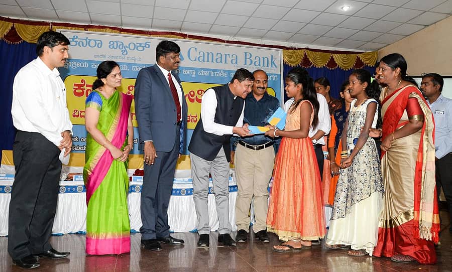 ದಾವಣಗೆರೆಯಲ್ಲಿ ‘ಕೆನರಾ ವಿದ್ಯಾ ಜ್ಯೋತಿ ಯೋಜನೆ’ಯಡಿ ವಿದ್ಯಾರ್ಥಿನಿಯರಿಗೆ ಜಿಲ್ಲಾಧಿಕಾರಿ ಮಹಾಂತೇಶ ಬೀಳಗಿ ಪಾಸ್ಬುಕ್ ಹಸ್ತಾಂತರಿಸಿದರು