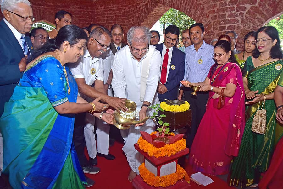 ಮಂಗಳೂರು ವಿಶ್ವವಿದ್ಯಾಲಯ ಕಾಲೇಜಿಗೆ 150ನೇ ವರ್ಷದ ಸಂಭ್ರಮಾಚರಣೆ ಪ್ರಯುಕ್ತ ಹಮ್ಮಿಕೊಂಡ ವಸ್ತು ಪ್ರದರ್ಶನ ಹಾಗೂ ಇತರ ಕಾರ್ಯಕ್ರಮಗಳಿಗೆ ಧರ್ಮಸ್ಥಳದ ಧರ್ಮಾಧಿಕಾರಿ ಡಿ.ವೀರೇಂದ್ರ ಹೆಗ್ಗಡೆ ಚಾಲನೆ ನೀಡಿದ್ದು ಹೀಗೆ