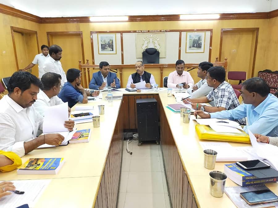 ರಾಯಚೂರು ಜಿಲ್ಲಾಧಿಕಾರಿ ಕಚೇರಿಯಲ್ಲಿ ಜಿಲ್ಲೆಯ ಮತದಾರರ ಪಟ್ಟಿ ವೀಕ್ಷಕ ಟಿ.ಕೆ.ಅನಿಲಕುಮಾರ್ ಮತದಾರರ ಪಟ್ಟಿ ಪರಿಷ್ಕರಣೆ ಸಭೆಯ ಅಧ್ಯಕ್ಷತೆ ವಹಿಸಿ ಮಾತನಾಡಿದರು